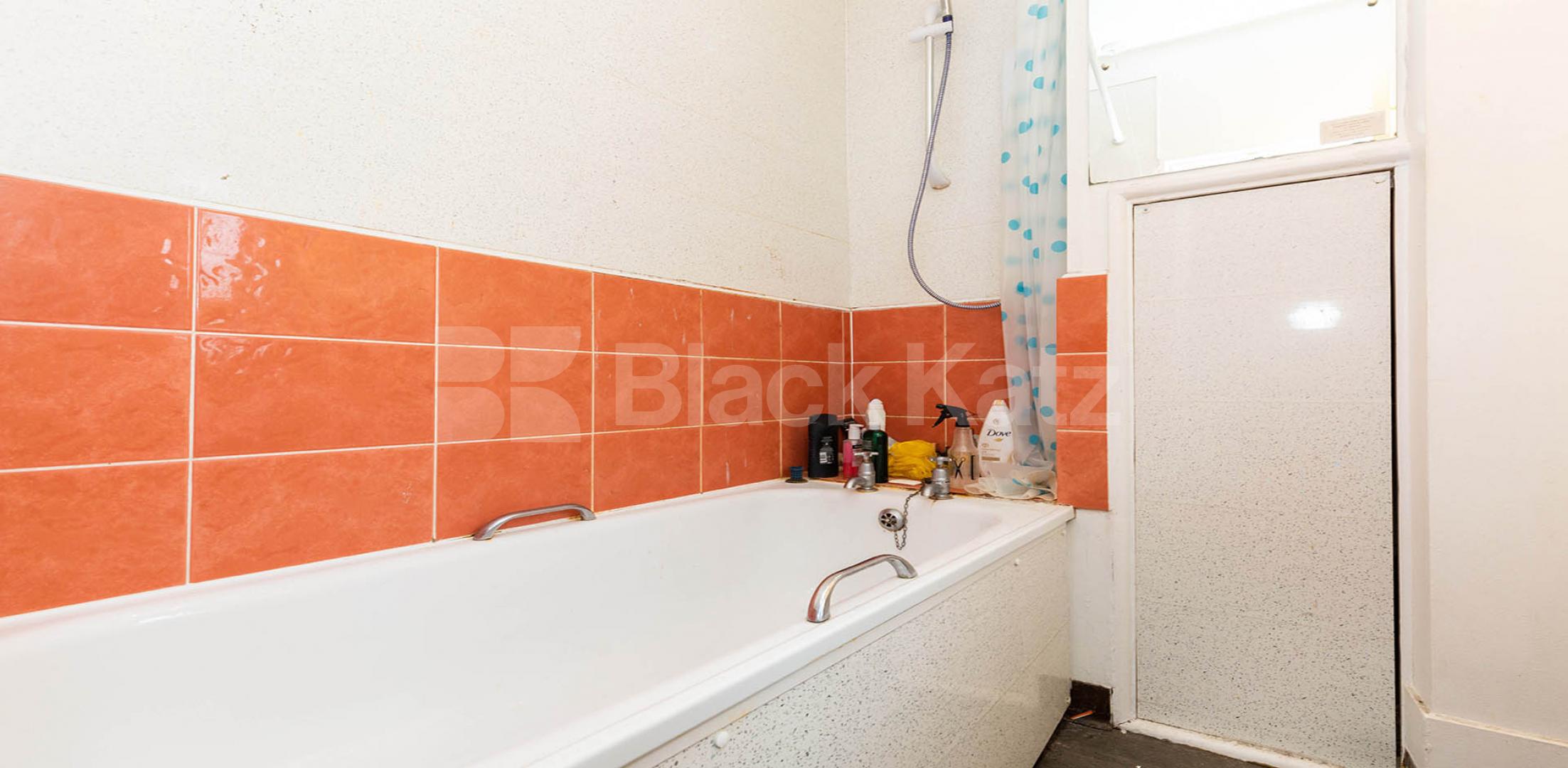 			CLOSE TO CITY UNI, 3 Bedroom, 1 bath, 1 reception Apartment			 Agdon Street EC1, CLERKENWELL